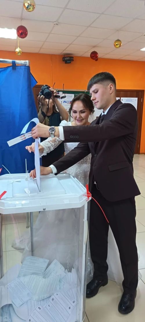 Иске Минзәләбашта сайлау участогына яшь кияү белән кәләш килгән
