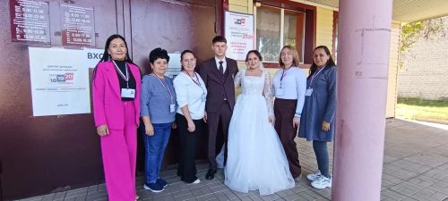 Иске Минзәләбашта сайлау участогына яшь кияү белән кәләш килгән