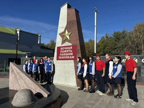 Юнармейцы и активисты Движения Первых Джалиля возложили цветы к мемориалу