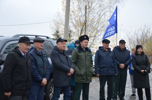 На пришкольном участке Лешев-Тамакской школы состоялась акция по посадке яблонь «Сохраним лес»