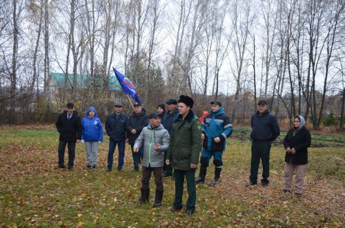 На пришкольном участке Лешев-Тамакской школы состоялась акция по посадке яблонь «Сохраним лес»
