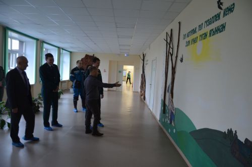 На пришкольном участке Лешев-Тамакской школы состоялась акция по посадке яблонь «Сохраним лес»