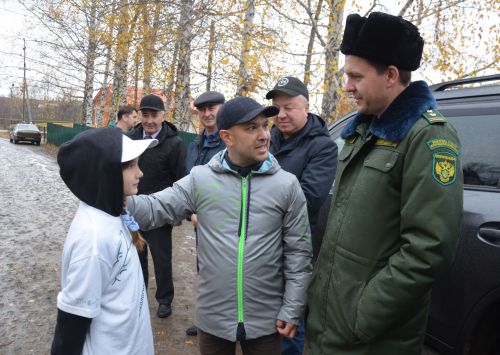 На пришкольном участке Лешев-Тамакской школы состоялась акция по посадке яблонь «Сохраним лес»