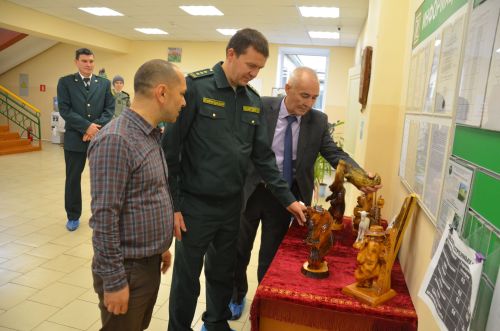 На пришкольном участке Лешев-Тамакской школы состоялась акция по посадке яблонь «Сохраним лес»