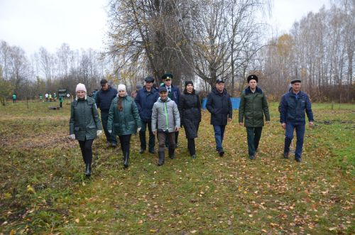 На пришкольном участке Лешев-Тамакской школы состоялась акция по посадке яблонь «Сохраним лес»