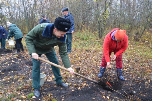 На пришкольном участке Лешев-Тамакской школы состоялась акция по посадке яблонь «Сохраним лес»