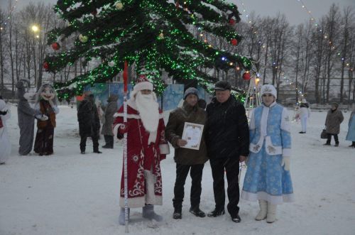 В районе торжественно открыли Центральную елку