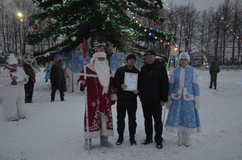 В районе торжественно открыли Центральную елку