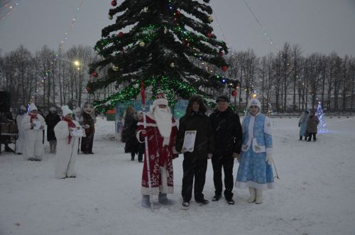 В районе торжественно открыли Центральную елку