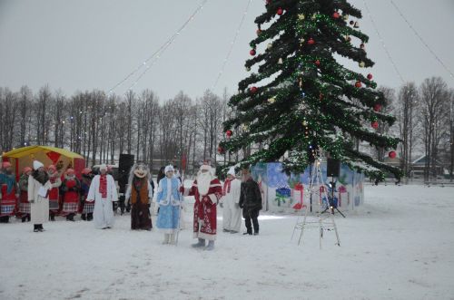 В районе торжественно открыли Центральную елку