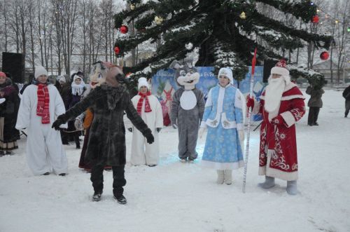 В районе торжественно открыли Центральную елку