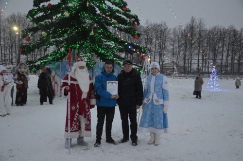 В районе торжественно открыли Центральную елку