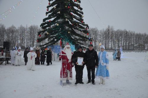 В районе торжественно открыли Центральную елку