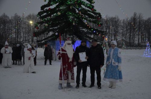 В районе торжественно открыли Центральную елку