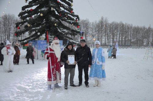 В районе торжественно открыли Центральную елку