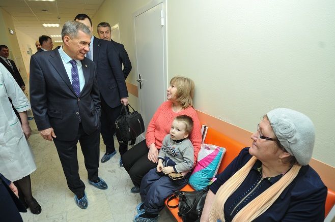 Рустам Минниханов осмотрел образцово-показательную детскую поликлинику