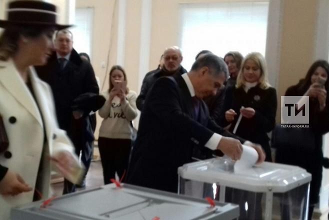 Рустам Минниханов с супругой проголосовали на выборах Президента России
