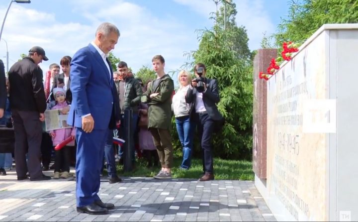 Рустам Минниханов возложил цветы к памятнику журналистам и полиграфистам