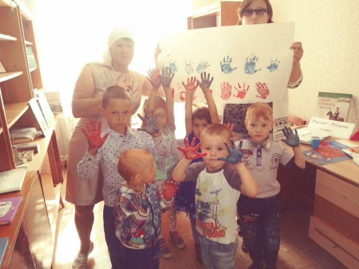 Ләшәу-Тамак мәктәбенең мәктәпкәчә төркеме балалары Россия флагы көнен истәлекле итеп үткәрделәр