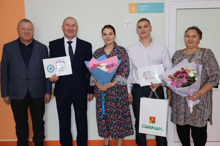 Глава района поздравил молодую семью с рождением малыша