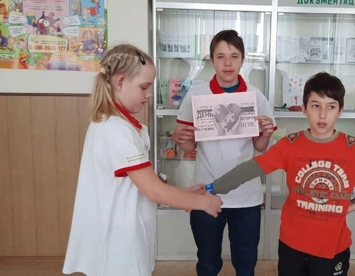 Сармановские волонтёры провели акцию «Синяя лента»