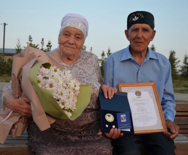 Әлфис абый белән Гөлүсә апага медаль тапшырылды
