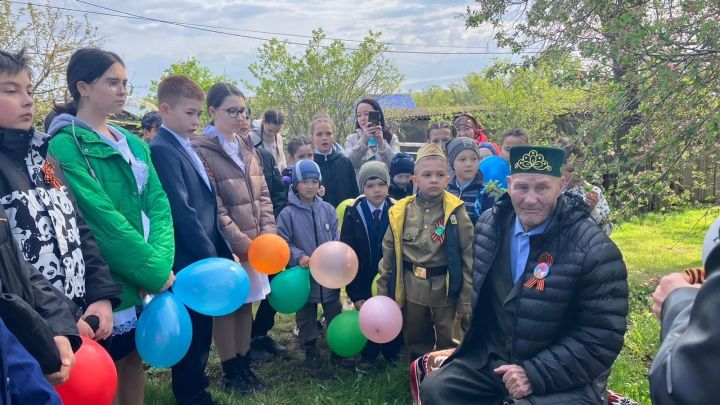 Мөдир абый янына Җиңү парады килде +ВИДЕО