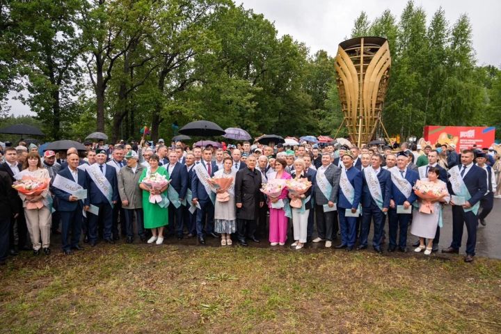 Юлтимердән Гыйбадуллиннар династиясен Казан Сабан туенда бүләкләделәр