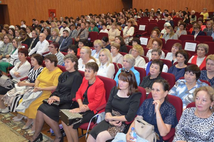 Мәгариф хезмәткәрләренең август киңәшмәсендә зур уңышларга ирешкән укытучылар һәм тәрбиячеләр бүләкләнде