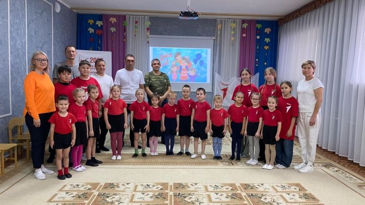 «Папа — мой главный герой»: в детских садах Сарманово прошли праздники для отцов