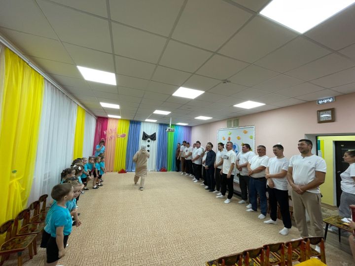 «Папа — мой главный герой»: в детских садах Сарманово прошли праздники для отцов