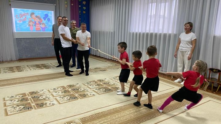 «Папа — мой главный герой»: в детских садах Сарманово прошли праздники для отцов