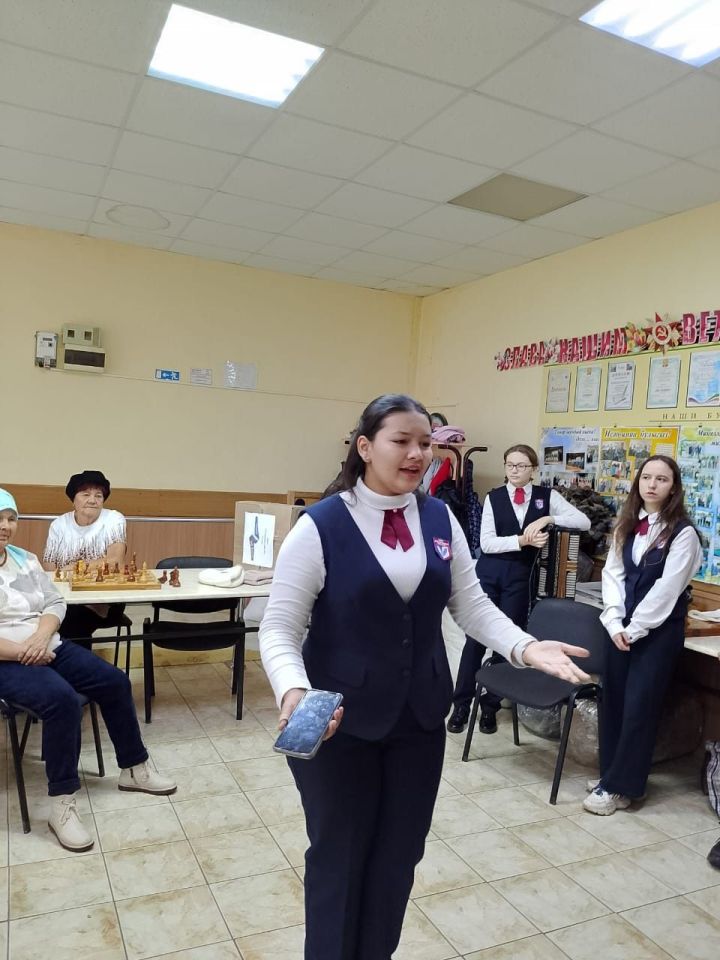 Волонтеры поддержали творчеством пенсионеров, плетущих сети для военных