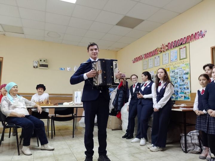 Волонтеры поддержали творчеством пенсионеров, плетущих сети для военных