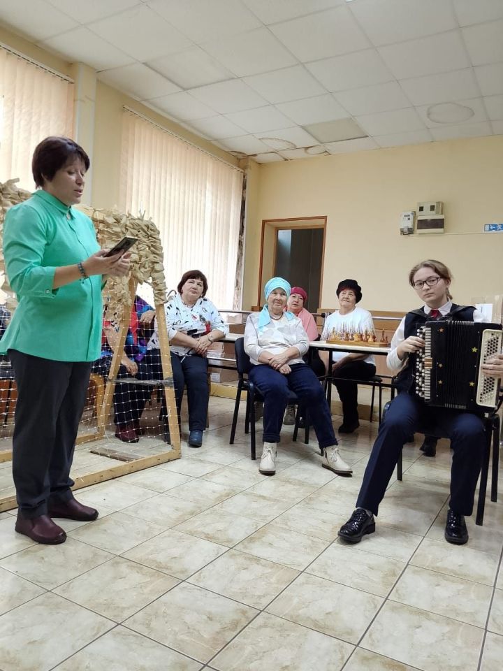 Волонтеры поддержали творчеством пенсионеров, плетущих сети для военных