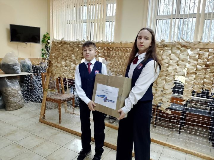 Волонтеры поддержали творчеством пенсионеров, плетущих сети для военных