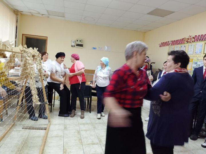 Волонтеры поддержали творчеством пенсионеров, плетущих сети для военных