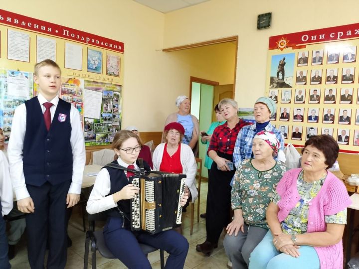 Волонтеры поддержали творчеством пенсионеров, плетущих сети для военных