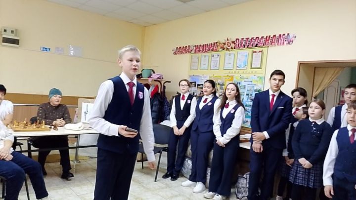 Волонтеры поддержали творчеством пенсионеров, плетущих сети для военных