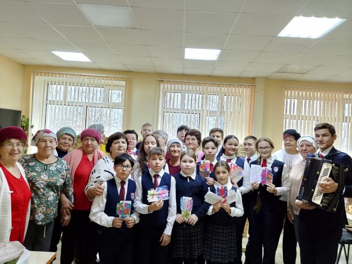 Волонтеры поддержали творчеством пенсионеров, плетущих сети для военных