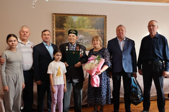 Сармановский ветеран принял поздравления с днем рождения
