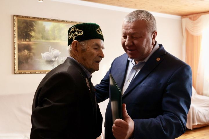 Сармановский ветеран принял поздравления с днем рождения