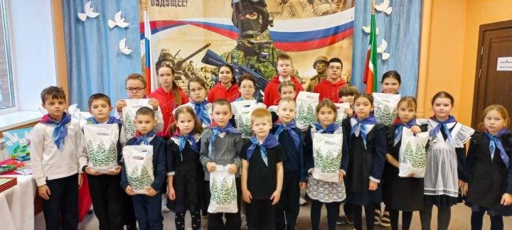 Ученики Старокаширской школы дарят добро землякам