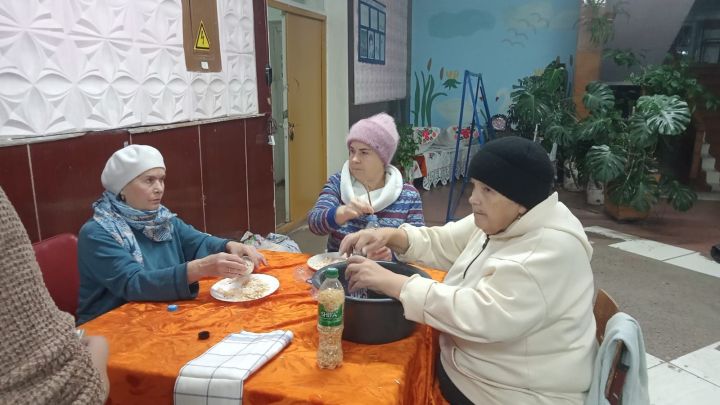 В Кузяковском СДК изготавливают окопные свечи для бойцов