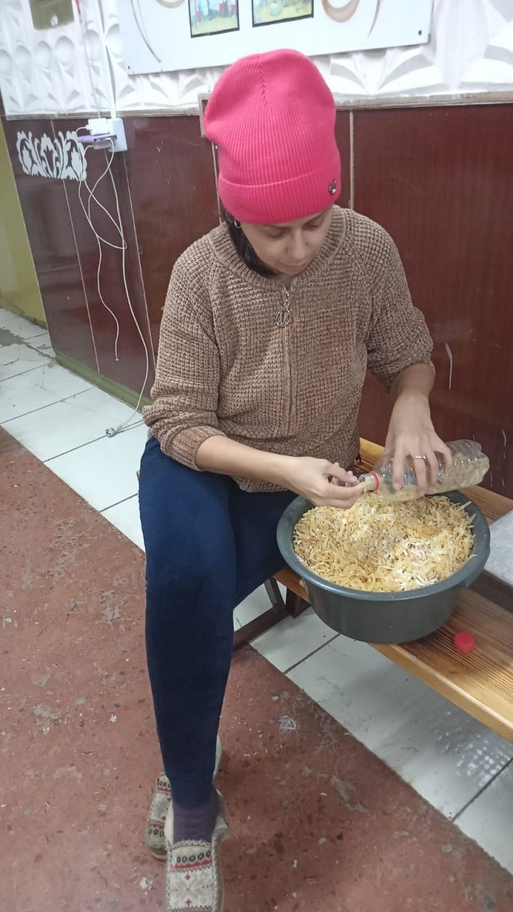 В Кузяковском СДК изготавливают окопные свечи для бойцов