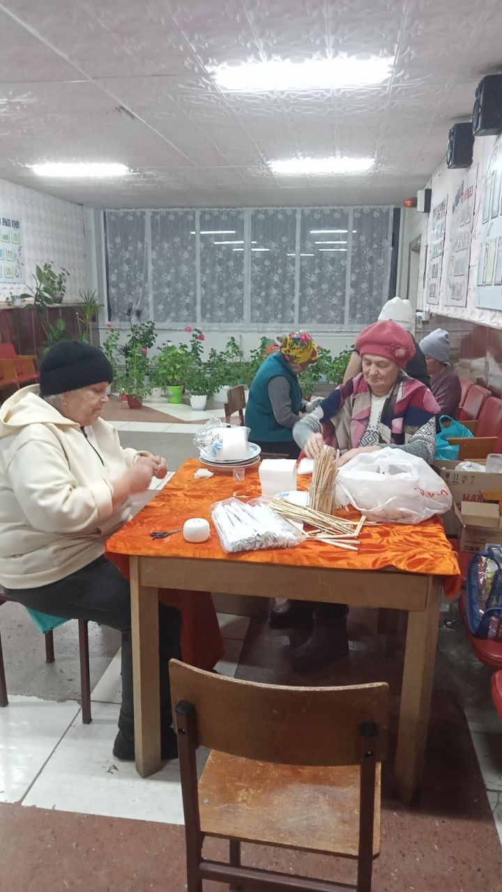 В Кузяковском СДК изготавливают окопные свечи для бойцов