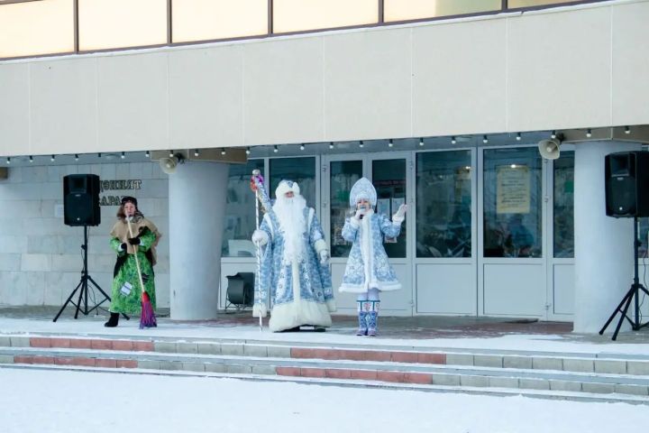В Джалиле торжественно открыли новогоднюю елку