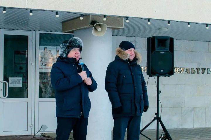 В Джалиле торжественно открыли новогоднюю елку