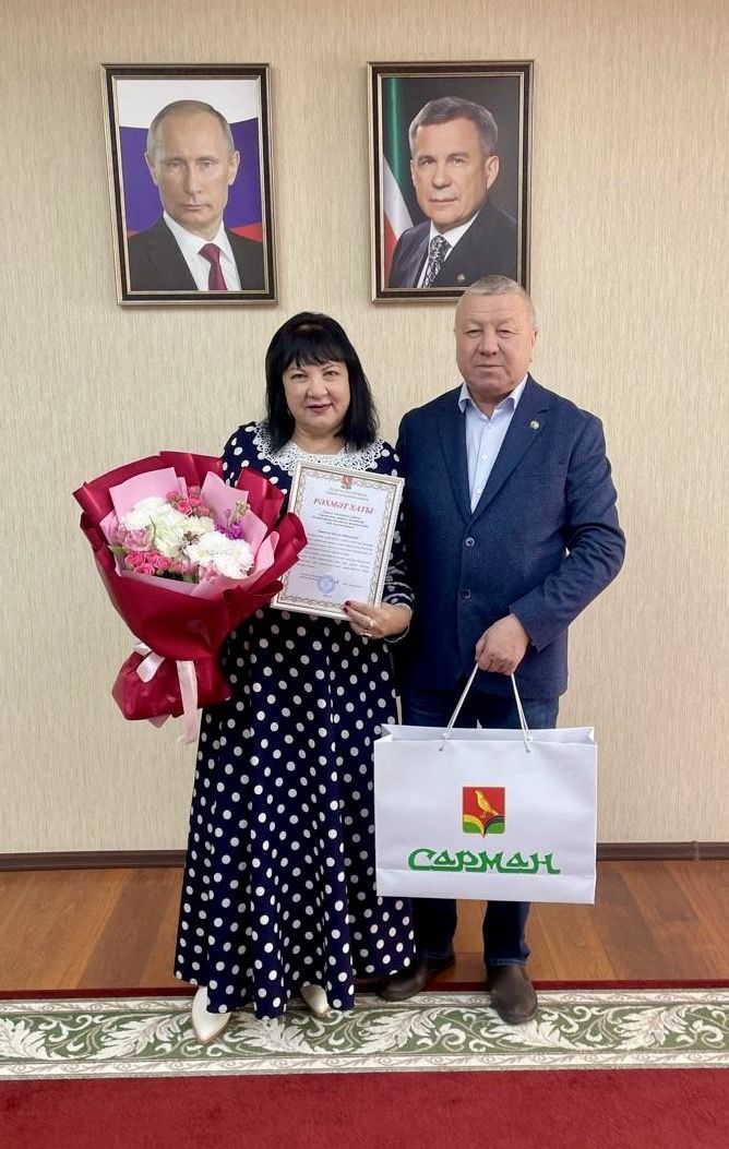 Юбилей ветерана: глава Сармановского района вручил награду