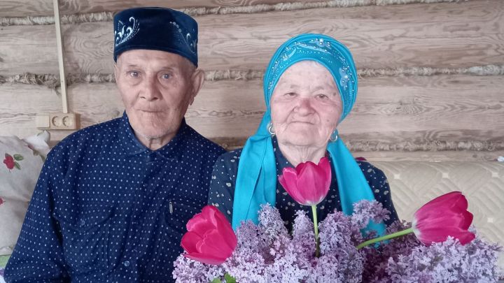 Супруги Мухаметшины из деревни Юлтимерово празднуют бриллиантовый юбилей совместной жизни